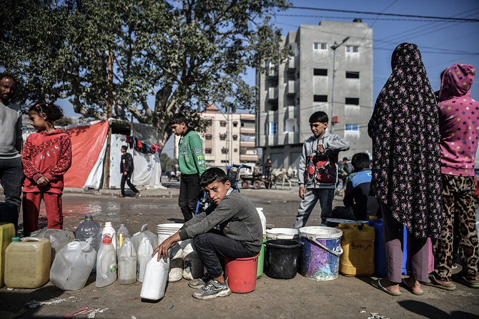 150 days of war - Mohammed Zo’rab, aged 11, waits in line to collect food for his family